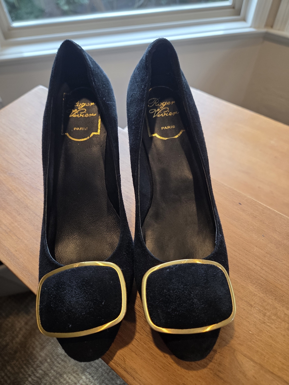 Roger Vivier Belle Vivier Trompette Black Suede Gold Buckle Pumps EU 37